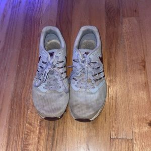 Nike run swift tennis shoes